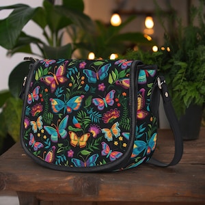 Bolso cruzado de cuero vegano con mariposas bordadas FAUX, bolso de mariposas Cottagecore oscuras, bolso de regalo de chica bruja de mariposas brillantes
