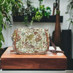 Verzauberte Wald Cross Body Sattel Handtasche, Fairy Grunge Geldbörse, Witchy Forest Handtasche, Frosch Schnecke Vogel Pilz Geldbörse, Goblincore Ästhetik