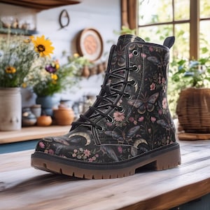 Night Garden vegan kunstleer gevechtslaarzen, mystieke nachtvlinder manen laars, Celestial Garden, Witchy vrouwen geschenken, grillige laarzen, fee grunge