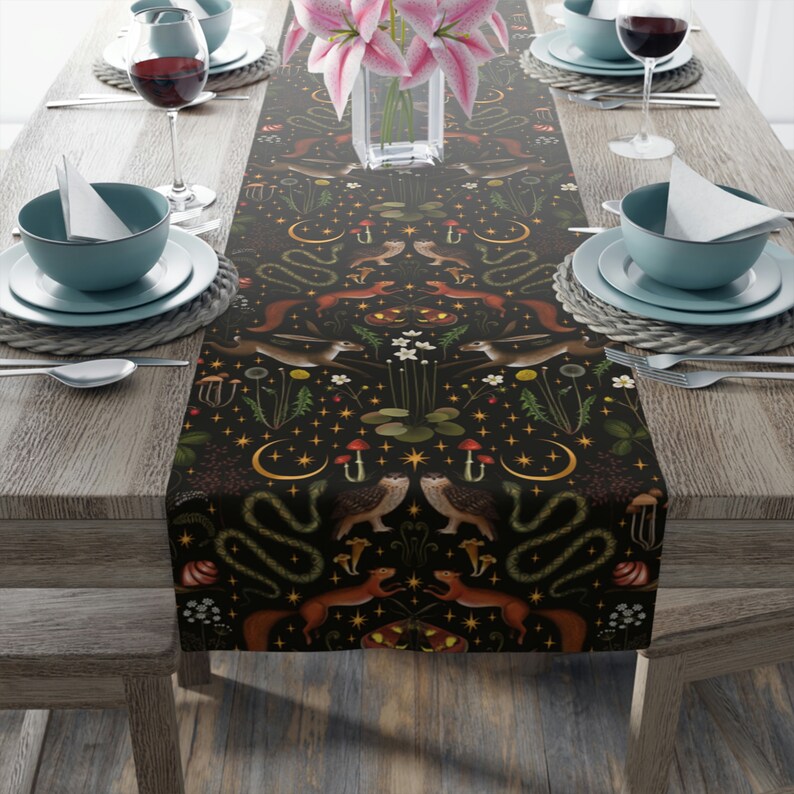 Camino de mesa Bosque Oscuro, Camino de mesa Bosque de Hadas Estilo Cottagecore Oscuro, Decoración de Comedor con Tema Bosque Oscuro, Camino de mesa Bruja con Criaturas del Bosque imagen 9