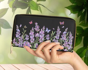 Op de afbeelding: Zwarte leren portemonnee met rits en een bloemenprint van lavendelbloemen en vlinders.