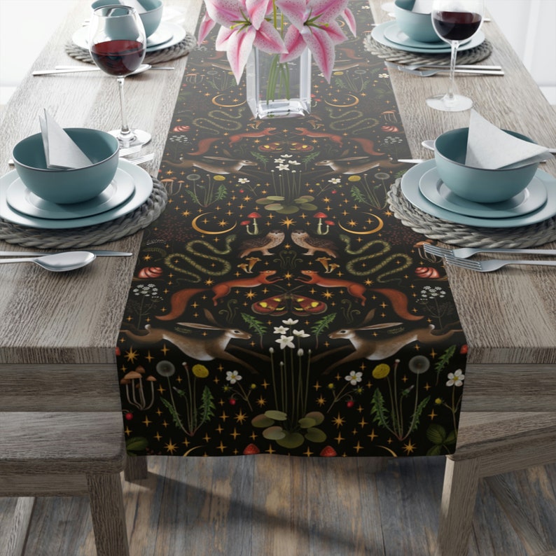 Camino de mesa Bosque Oscuro, Camino de mesa Bosque de Hadas Estilo Cottagecore Oscuro, Decoración de Comedor con Tema Bosque Oscuro, Camino de mesa Bruja con Criaturas del Bosque imagen 10