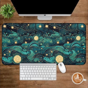 Puede incluir: Un tapete de ratón con estampado azul verdoso y dorado con un diseño de nubes, estrellas y lunas. El tapete de ratón está sobre un escritorio de madera con un teclado, una taza de café y una planta en maceta.
