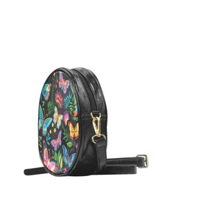 Monedero redondo de cuero vegano con mariposas de bordado falso, bolso de mariposas brillantes boho, bolso de mariposas brujas, regalos para niñas hippies imagen 3
