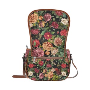 Vintage Roses Dark Floral Cross-Body Zadeltas, Dark Cottagecore Boho Handtas, Whimsigoth Roses Portemonnee, Witchy Hippie Zadeltas afbeelding 2