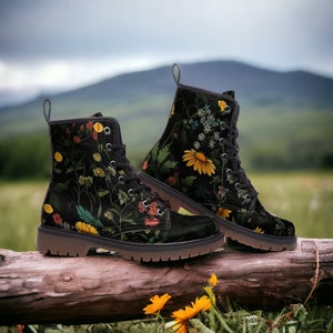 Veganistische bloemenlaarzen boho, donkere bloemen madeliefje dikke laarzen, laars met wilde bloemen, laarzen van imitatieleer, boholaarzen, veganistische uniseks cottagecore-laarzen