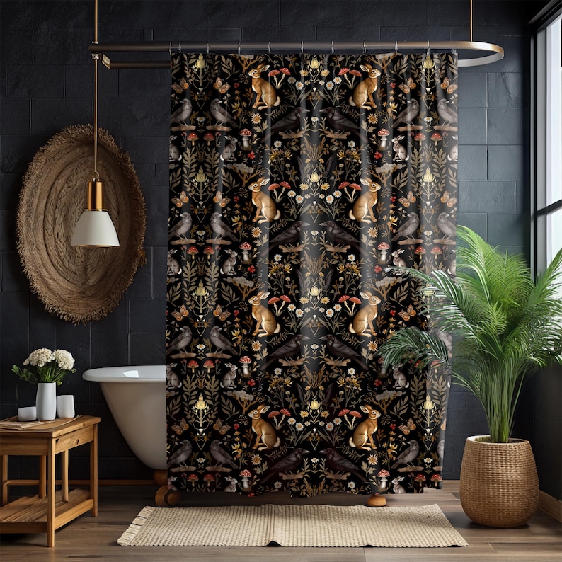 Puede incluir: Cortina de ducha negra con un patr&oacute;n repetido de conejos, p&aacute;jaros, setas y follaje en tonos marrones, dorados y rojos. El dise&ntilde;o tiene un tema vintage y de bosque, adecuado para un ba&ntilde;o.
