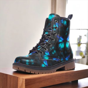 Veganistische gevechtslaarzen Morpho-vlinder, boho-vlinderlaarzen, heksenvlinderlaarzen, sprookjesachtige grunge veterlaarzen, vlinderlaarzen