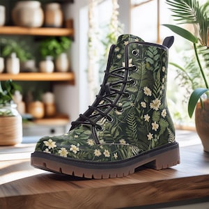 Vegane Stiefel mit dunklem Waldmotiv (Farnen & Blumen), Cottagecore-Stiefel, dunkelgrüne Stiefel im Hexenstil mit botanischen Motiven, Kunstlederstiefel, Forestcore-Stiefel