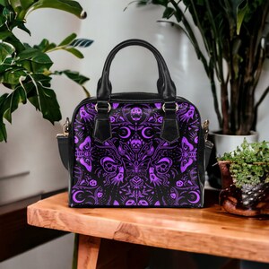 Sac à main gothique, sac à main gothique Skulls Moths, sac à main de sorcière en cuir végétalien, cadeau de fille Goth, sac Bowler, sac à bandoulière Boho Witchcraft Pastel Goth