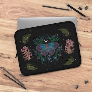 Può includere: Custodia per laptop nera con una farfalla colorata, funghi e felci su uno sfondo blu scuro. Il design è circondato da stelle e una luna crescente.