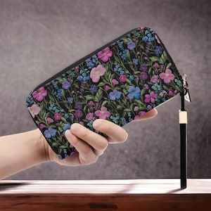 Cartera vegana con cremallera y bordado floral falso, cartera de piel sintética con estampado floral rosa y morado, cartera con estampado floral estilo jardín bohemio, cartera con estampado floral estilo cottagecore