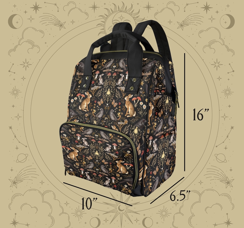 Puede incluir: Una mochila negra con un dise&ntilde;o de estampado de animales del bosque. La mochila tiene una cremallera verde y mide 40,6 cm de alto, 25,4 cm de ancho y 16,5 cm de profundidad.