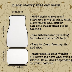K&ouml;nnte beinhalten: Zwei schwarze Fu&szlig;matten f&uuml;r Autos mit wei&szlig;em Hintergrund. Die Matten sind 17 Zoll mal 27 Zoll gro&szlig;. Der Text auf dem Bild lautet "black cherry kiss car mats".