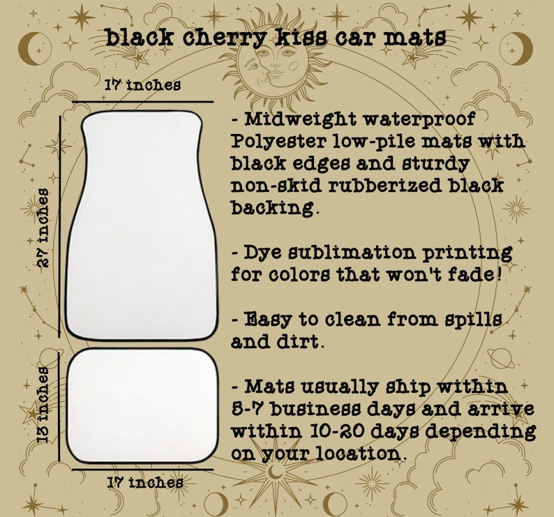 K&ouml;nnte beinhalten: Zwei schwarze Fu&szlig;matten f&uuml;r Autos mit wei&szlig;em Hintergrund. Die Matten sind 17 Zoll mal 27 Zoll gro&szlig;. Der Text auf dem Bild lautet "black cherry kiss car mats".