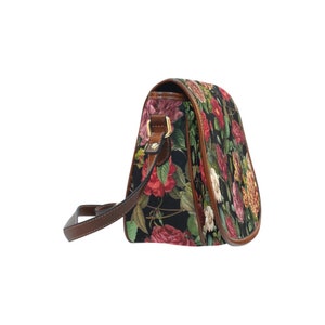Vintage Roses Dark Floral Cross-Body Zadeltas, Dark Cottagecore Boho Handtas, Whimsigoth Roses Portemonnee, Witchy Hippie Zadeltas afbeelding 3