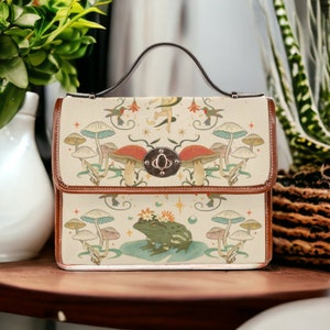 Fee Hexe Canvas Satchel, Boho Fecore Celestial Cross Body Geldbörse, Canvas Hexe Handtasche, Mystische Fairycore Frosch Fliegenpilze Boho Geldbörse