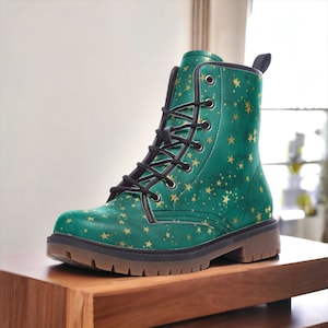 Groenblauwe en gouden sterren veganistische gevechtslaarzen, hemelse laarzen, mystieke gevechtslaarzen, Witchcore-laarzen, Witchy clubwear, Fantasy Festival Wear-laarzen