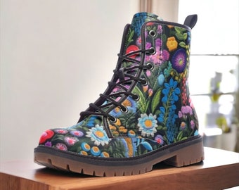 ダークフローラル ヴィーガンブーツ、ボヘミアン フェイク刺繍 フローラルブーツ、フォークアートブーツ、ボヘミアン フェスティバルブーツ、ヴィーガン コンバットブーツ、コテージコアブーツ