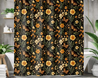 以下が含まれることがあります： 黄色の花、緑の葉、茶色の蝶が描かれた花柄の黒いシャワーカーテン。パターンはカーテン全体に繰り返されています。