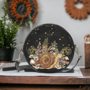 Escargot céleste rond sac en cuir végétalien, sac à bandoulière Faecore Goblincore, sac à main bohème sorcière, sac à main hippie grunge fée de la forêt mystique
