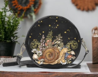 Rund vegansk läderväska med himmelsk snigel, axelremsväska med Faecore Goblincore, häxväska med bohemisk look, handväska med mystisk skogsfe och grunge-hippiemotiv