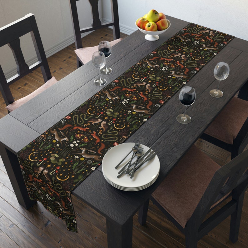 Camino de mesa Bosque Oscuro, Camino de mesa Bosque de Hadas Estilo Cottagecore Oscuro, Decoración de Comedor con Tema Bosque Oscuro, Camino de mesa Bruja con Criaturas del Bosque imagen 2