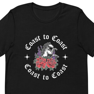 Könnte beinhalten: Schwarzes T-Shirt mit einer weißen Grafik eines Pferdes mit roten Rosen und dem Text "Coast to Coast" in weißer gotischer Schrift.