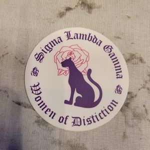 Peut inclure: Un autocollant rond blanc avec le texte "Sigma Lambda Gamma Women of Distinction" en écriture cursive violette. Une silhouette de panthère violette est assise devant une rose rose.