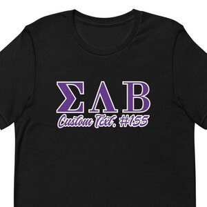 Könnte beinhalten: Schwarzes T-Shirt mit einem violetten "ΣΛΒ" griechischen Buchstaben-Design und dem Text "Custom Text. #155".