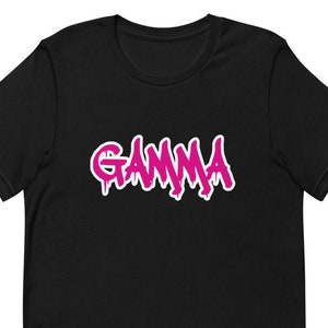 Puede incluir: Camiseta negra con un gráfico rosa "GAMMA" en estilo graffiti.