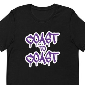 Puede incluir: Camiseta negra con un gráfico morado que dice "COAST TO COAST" en estilo graffiti.