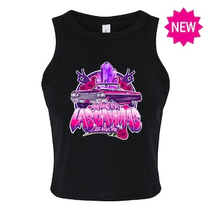 Könnte beinhalten: Schwarzes Tanktop mit einem pinkfarbenen und violetten Aufdruck eines Autos, Kristallen und dem Text "Anything for Lasgammas Est. Aug. 7, 1990".