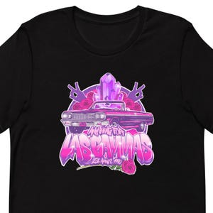 Puede incluir: Una camiseta negra con un diseño gráfico rosa y morado que presenta un coche clásico, un cristal y el texto "Anything for Lasgammas Est. Aug. 9, 1990".