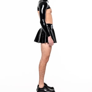 Ensemble masculin en latex - Boléro, masque pour les yeux et la bouche ouverts, mini-jupe et haut court à manches longues - Lingerie de costume noire pour homme