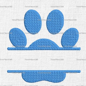 Puede incluir: Diseño de huella de pata azul bordado sobre un fondo de tela blanca.