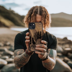 FOREST - Coque de portable en bois véritable - iPhone 16 Pro, 15, 14 - Samsung Galaxy S25, S24, S23FE - Google Pixel 9XL, 8a - Fabriqué au Canada Alto Collective