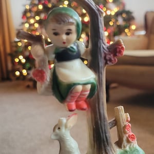 ヴィンテージのヒュンメルのクリスマスオーナメント、ツリーの中の女の子