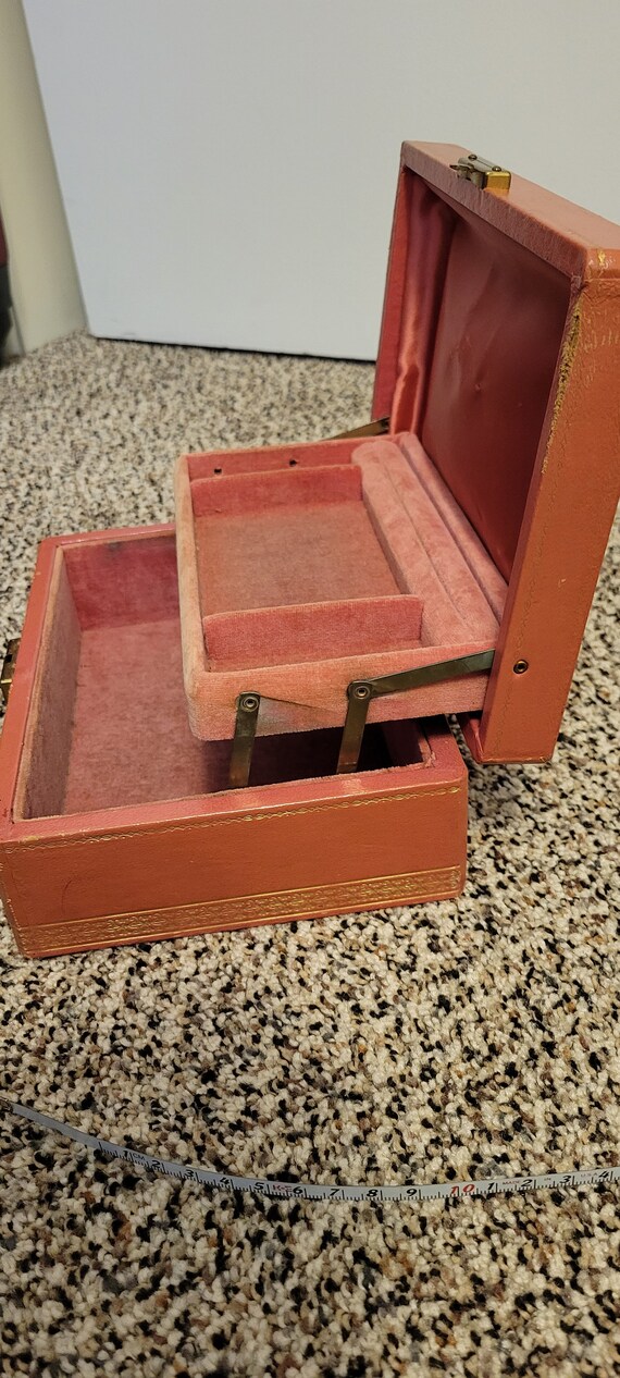 1940's pink/ gold leather jewelry box. Gem