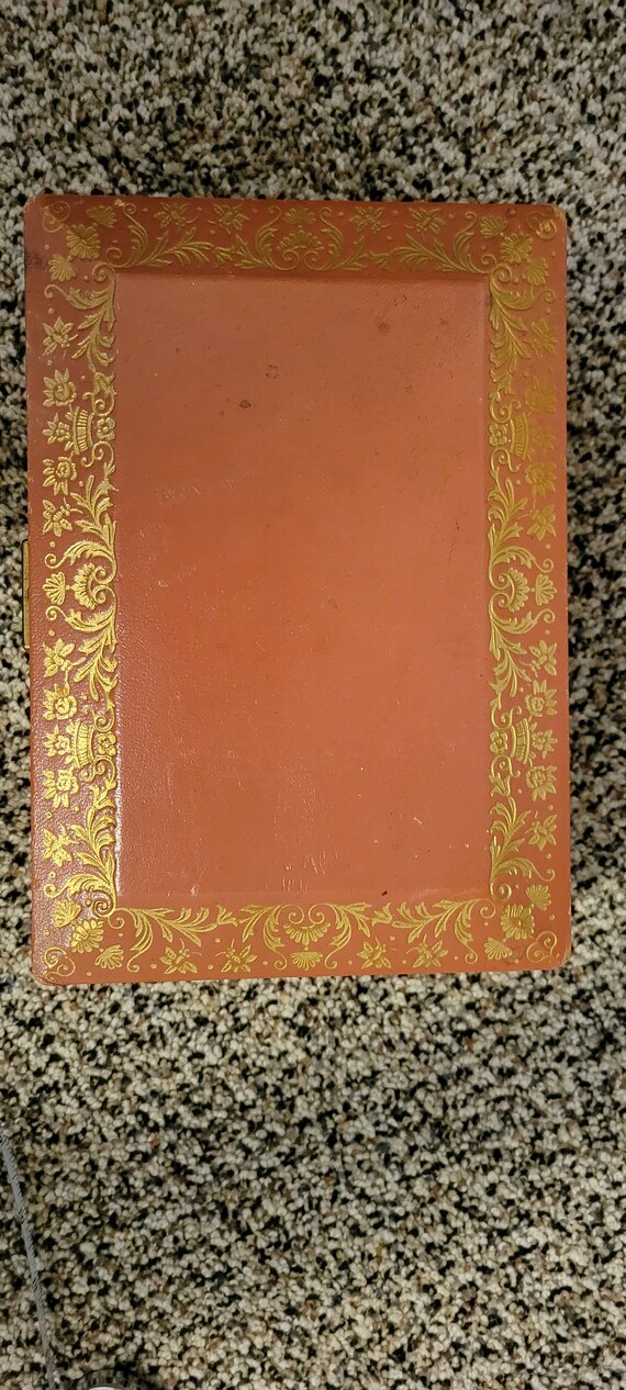1940's pink/ gold leather jewelry box. Gem