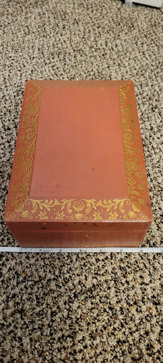 1940's pink/ gold leather jewelry box. Gem