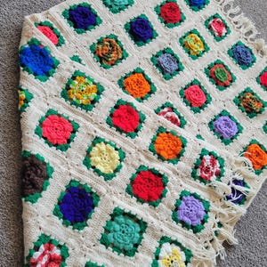 Vintage 70&#39;s crochet/knitted rose Afghan blanket