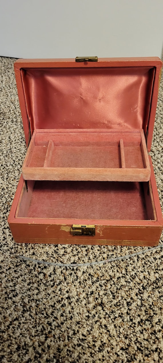1940's pink/ gold leather jewelry box. Gem