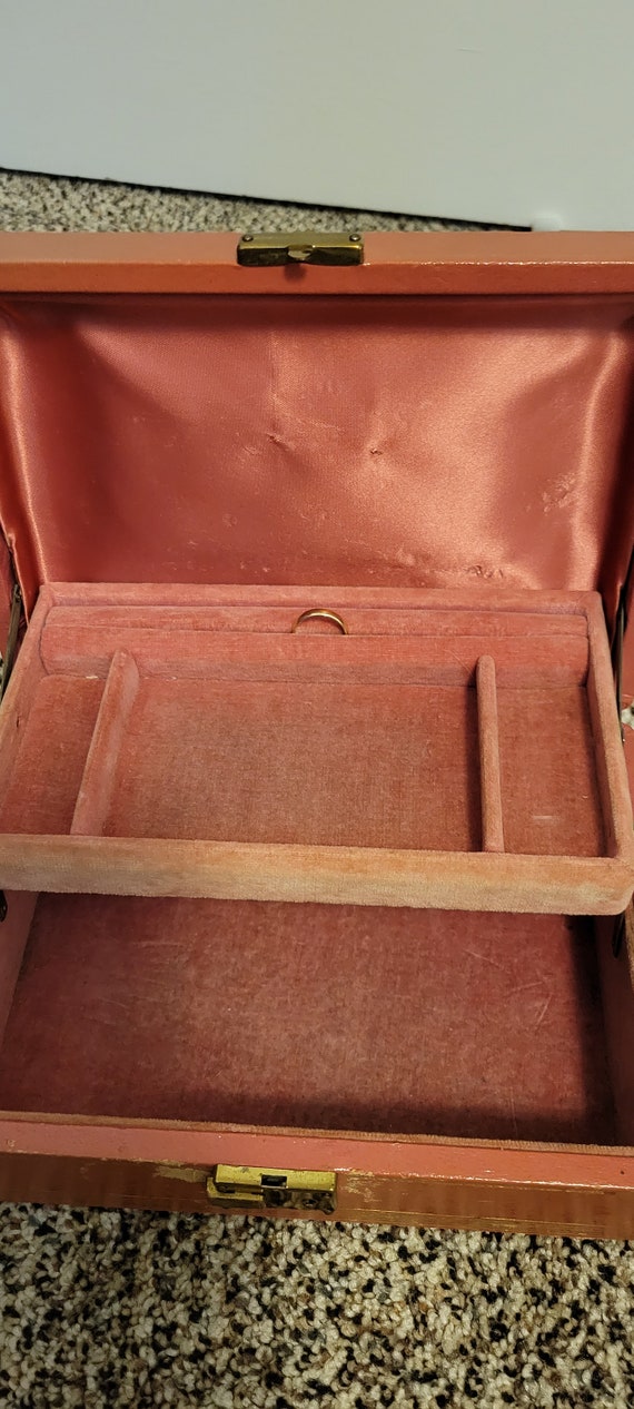 1940's pink/ gold leather jewelry box. Gem