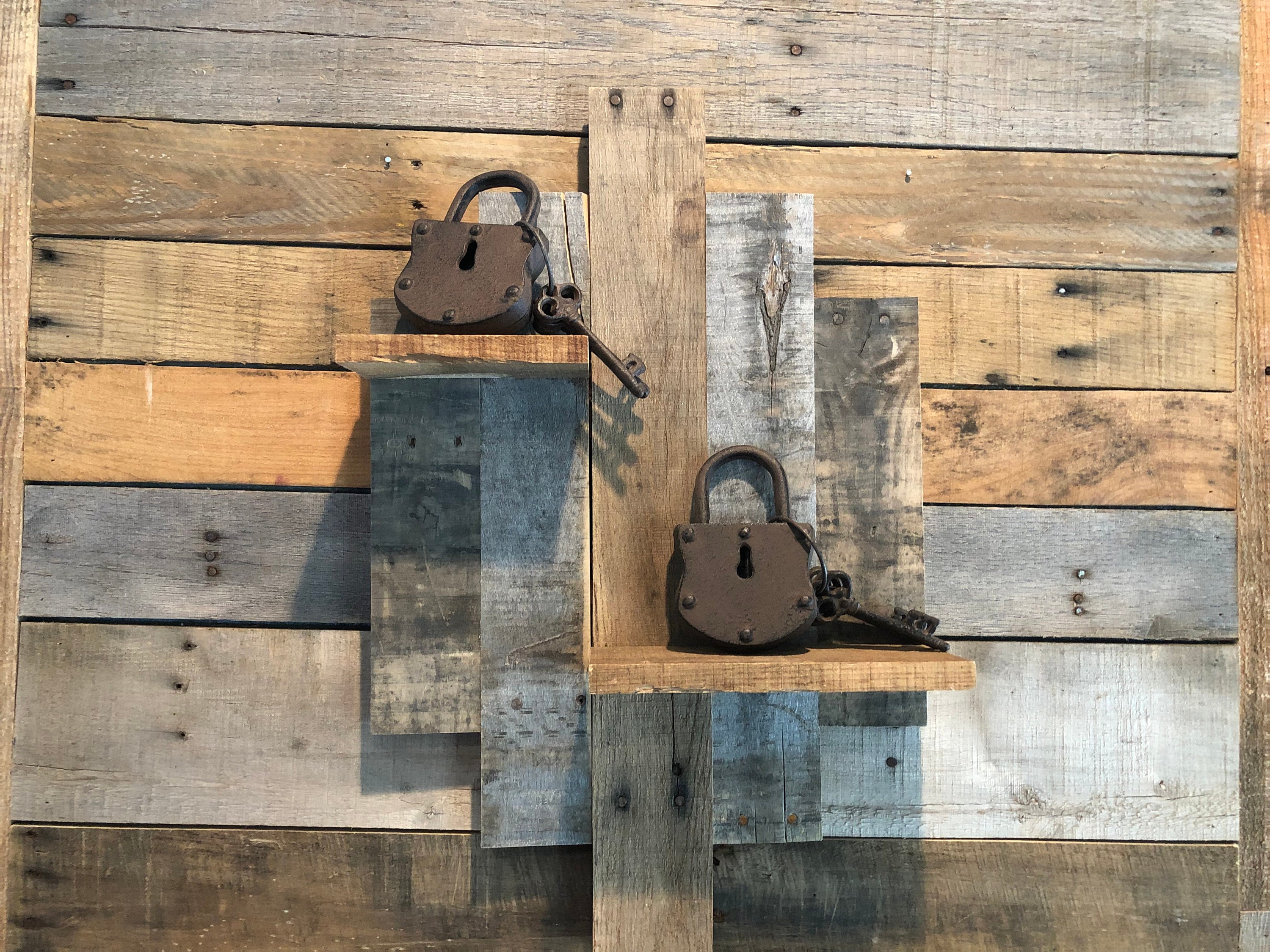 reclaimed/pallet wood wall decor