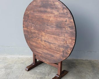 Mesa de cata de vinos rústica francesa antigua de madera maciza de roble y pino con tapa abatible.