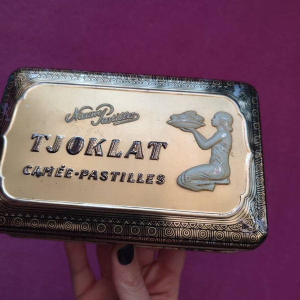 tjoklat tin Vintage fashion tin box Retro fashion storage and organization Collectible rectangular tin Tjoklat Camee Pastilles Vlaardingen