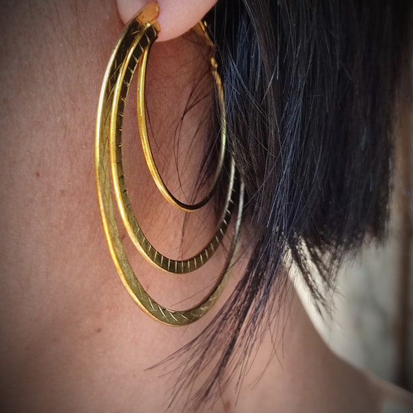 Vintage carving gold tone triple hoop earrings for pierced ears Notch design earrings Classic statement earrings Triple hoop studs Minimal