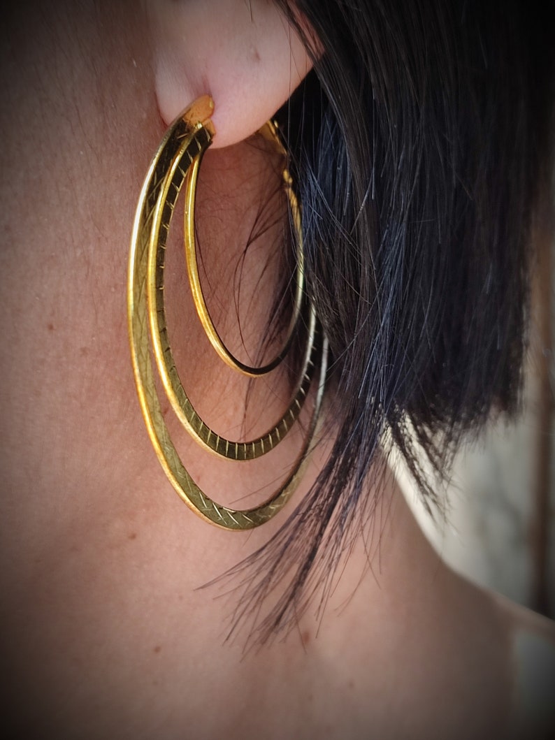 Vintage carving gold tone triple hoop earrings for pierced ears Notch design earrings Classic statement earrings Triple hoop studs Minimal image 1