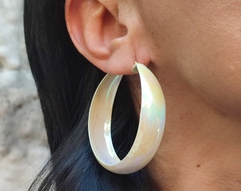 Iridescent pearl metallic hoop earrings for pierced ears Oversized curved earrings Y2K fashion earrings Chunky earrings Retro fashion hoops